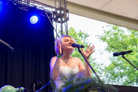 Hanna Stoszek śpiewa jako support przezd koncertem